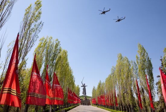 Репетиция воздушной части парада Победы в Волгограде 