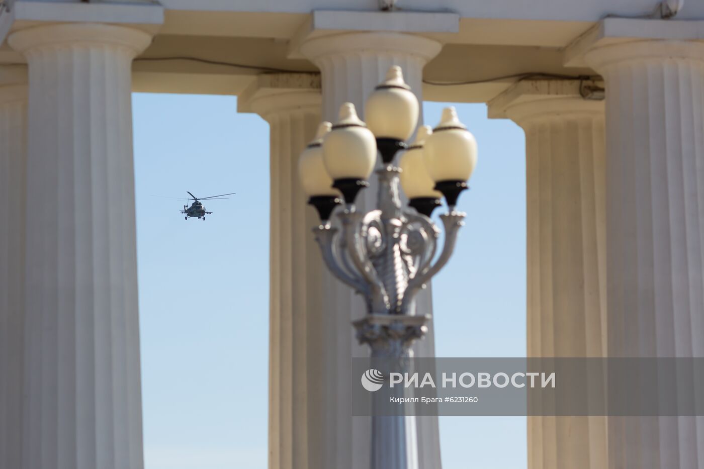 Репетиция воздушной части парада Победы в Волгограде 