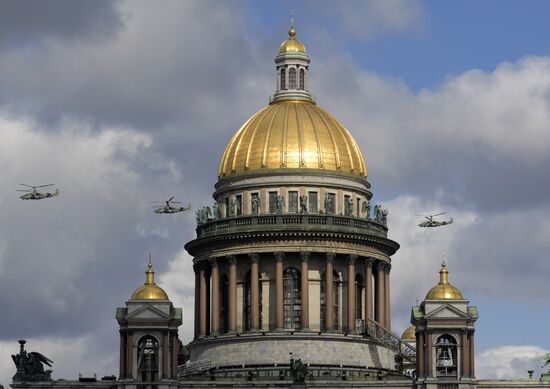 Репетиция воздушной части парада Победы в Санкт-Петербурге