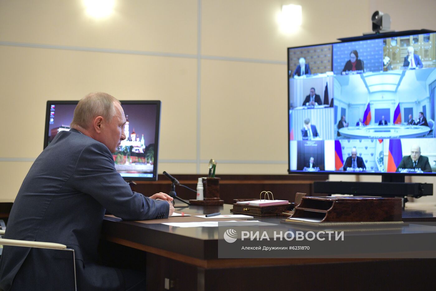 Президент РФ В. Путин провел совещание по экономическим вопросам