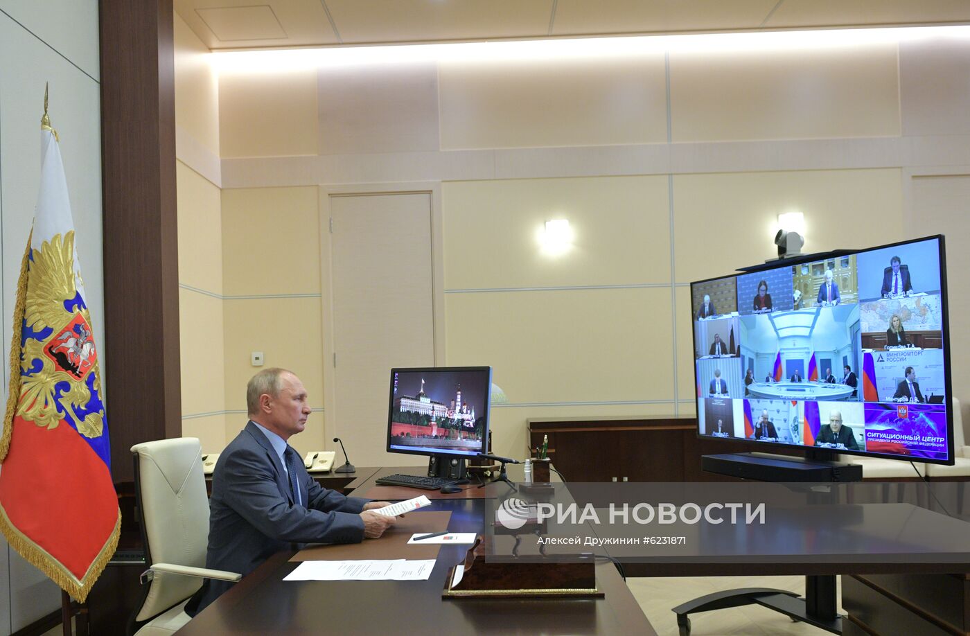 Президент РФ В. Путин провел совещание по экономическим вопросам