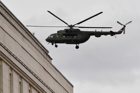 Тренировка вертолетчиков у здания Минобороны в Москве