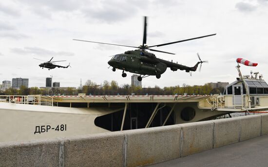 Тренировка вертолетчиков у здания Минобороны в Москве