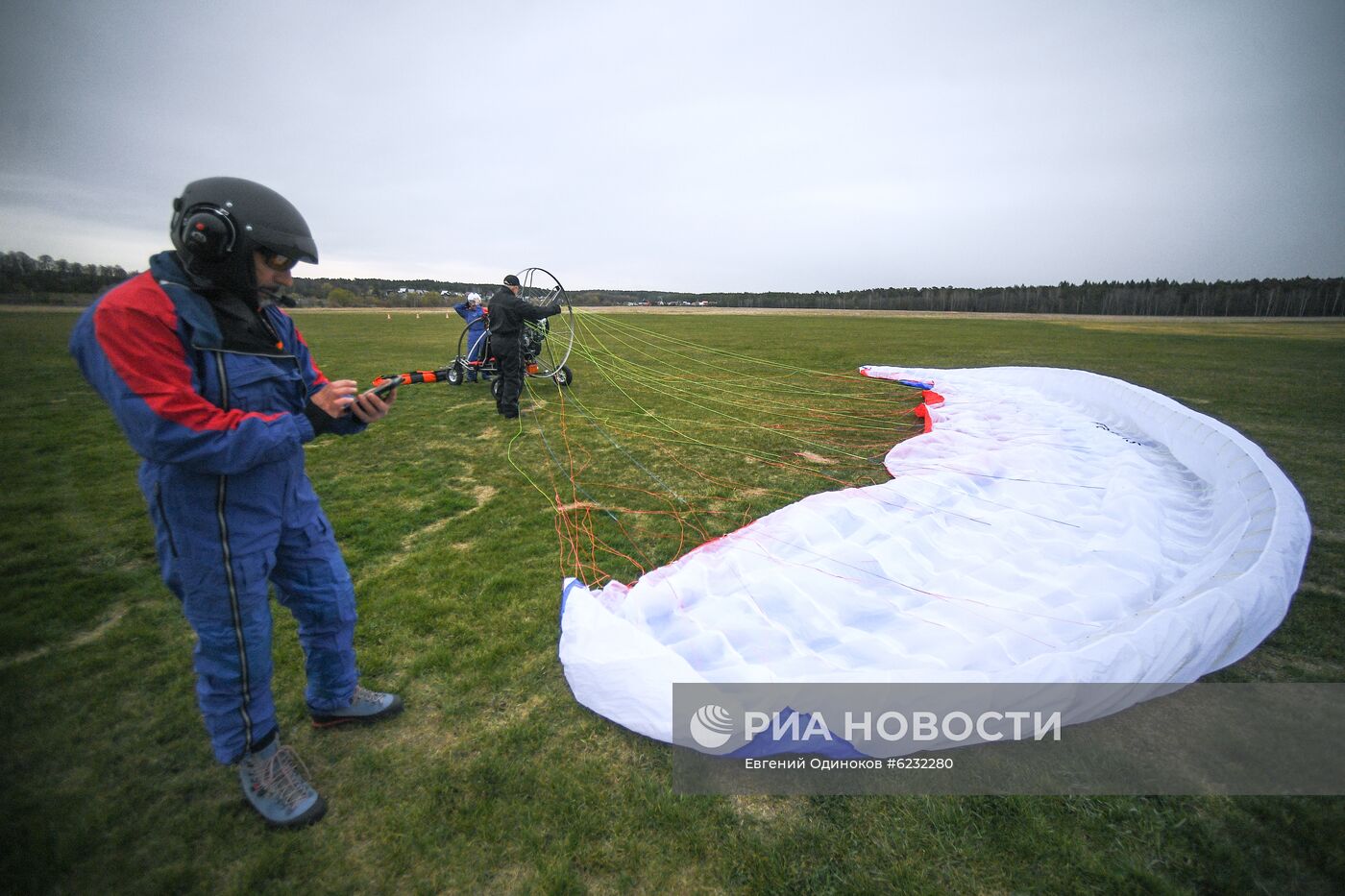Тренировочные полеты пилотов сверхлегкой авиации в Московской области