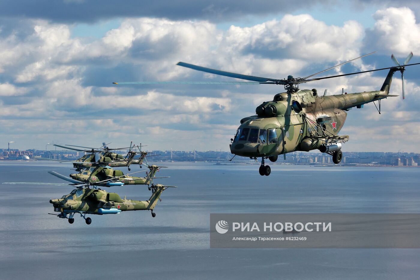 Репетиция воздушной части парада Победы в Санкт-Петербурге