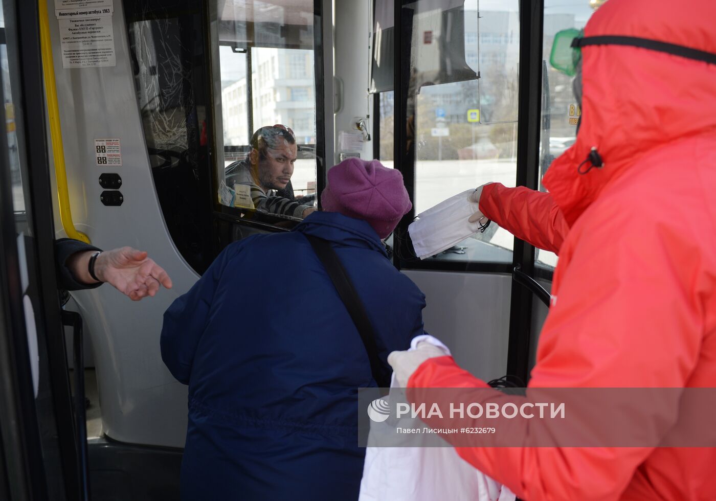 Обязательный масочный режим ввели на Урале и в Забайкалье