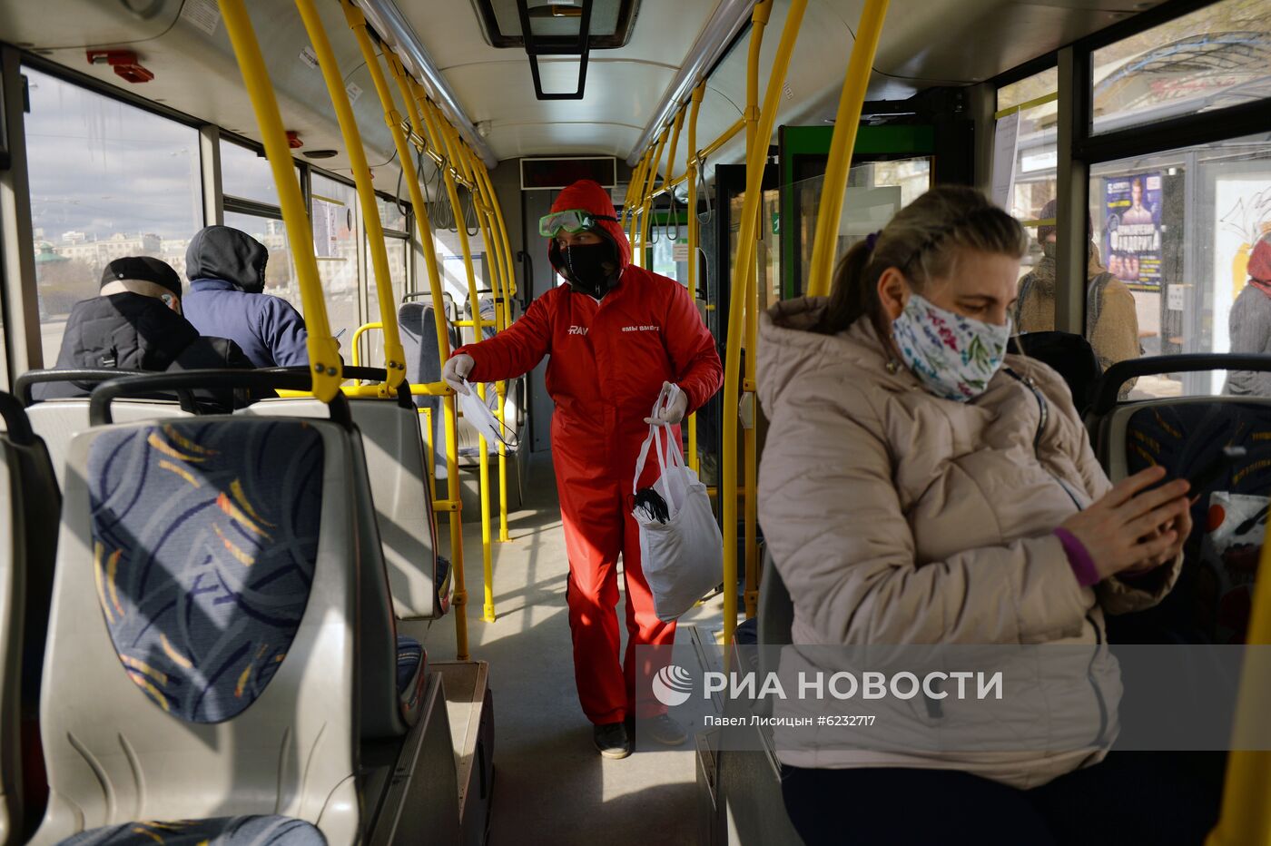 Обязательный масочный режим ввели на Урале и в Забайкалье