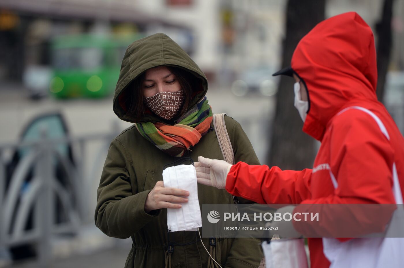 Обязательный масочный режим ввели на Урале и в Забайкалье