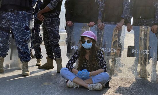 Первомайские демонстрации в Варшаве и Бейруте