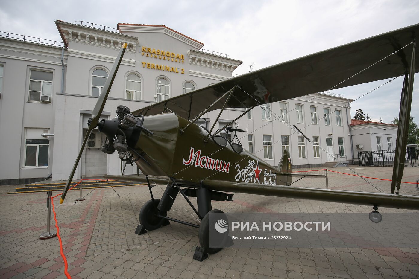 Копию самолета По-2 установили в краснодарском аэропорту