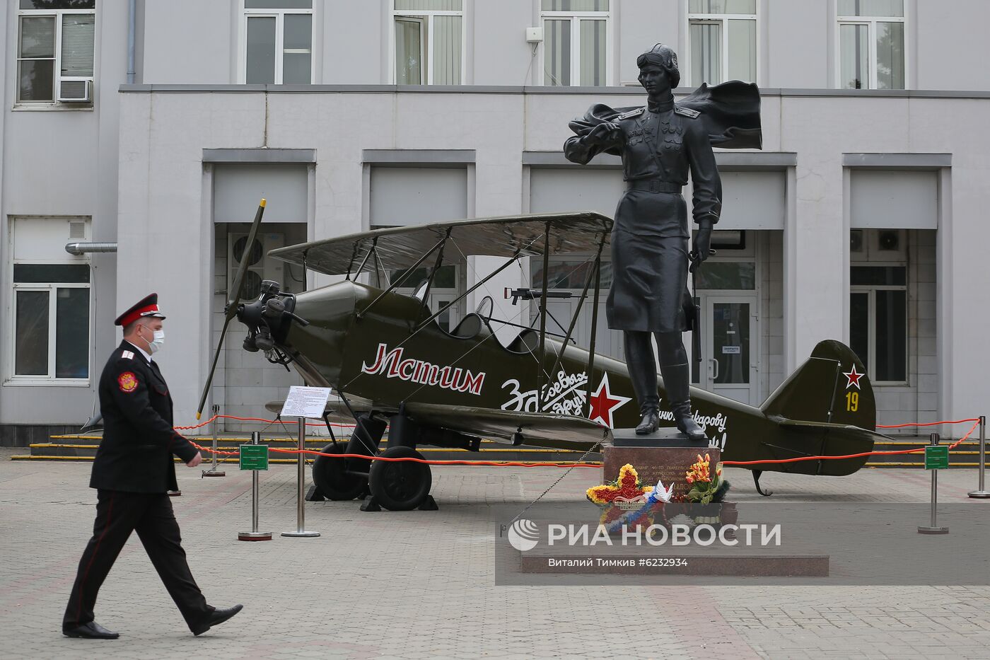 Копию самолета По-2 установили в краснодарском аэропорту