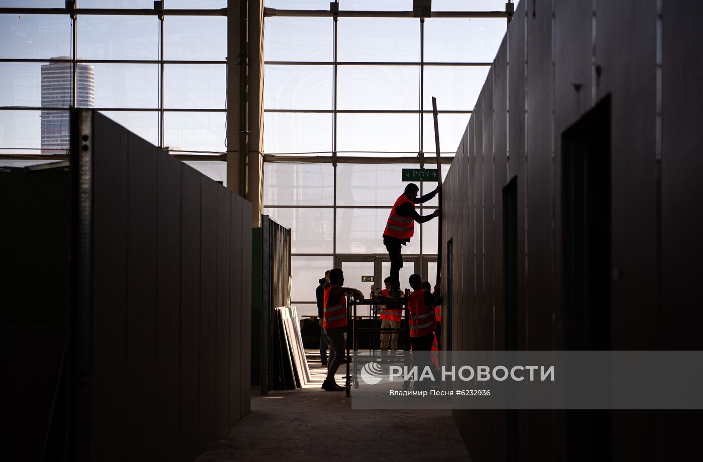 Строительство временного госпиталя в павильоне 75 на ВДНХ