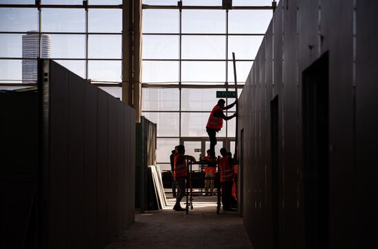 Строительство временного госпиталя в павильоне 75 на ВДНХ