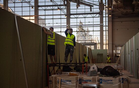 Строительство временного госпиталя в павильоне 75 на ВДНХ