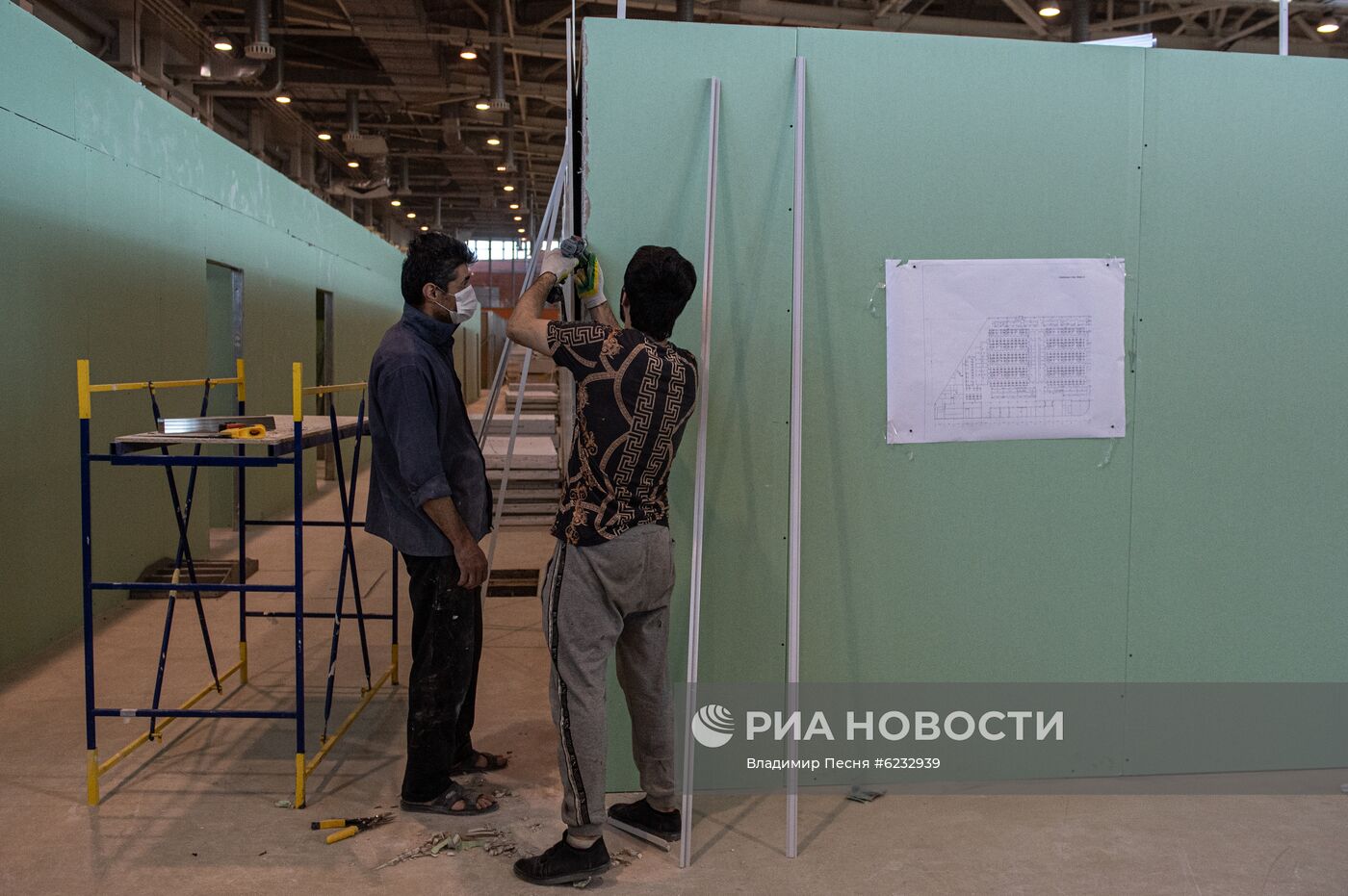 Строительство временного госпиталя в павильоне 75 на ВДНХ