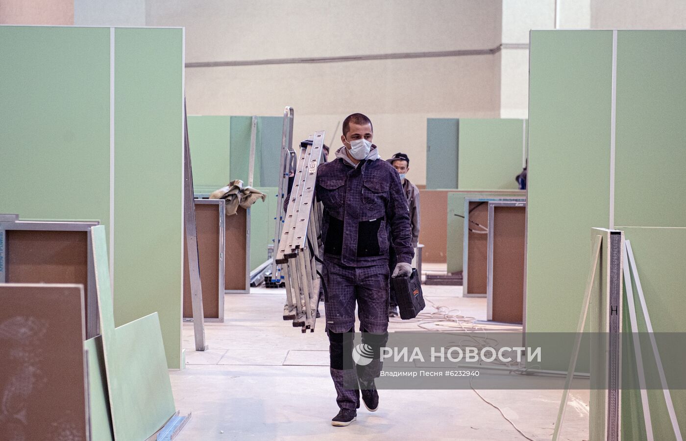 Строительство временного госпиталя в павильоне 75 на ВДНХ