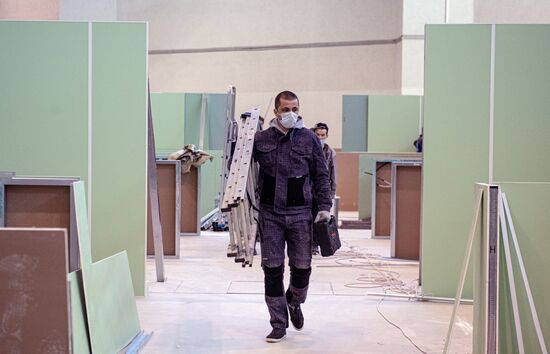 Строительство временного госпиталя в павильоне 75 на ВДНХ