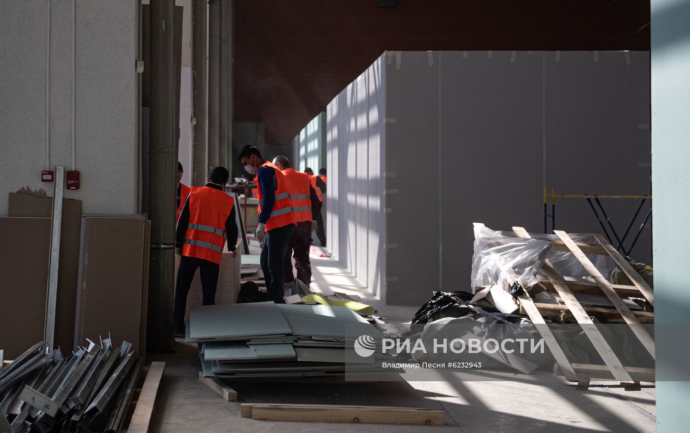 Строительство временного госпиталя в павильоне 75 на ВДНХ