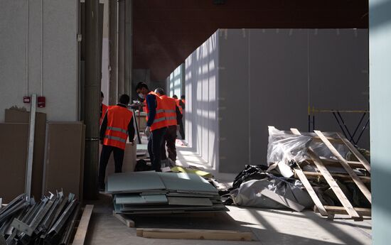 Строительство временного госпиталя в павильоне 75 на ВДНХ