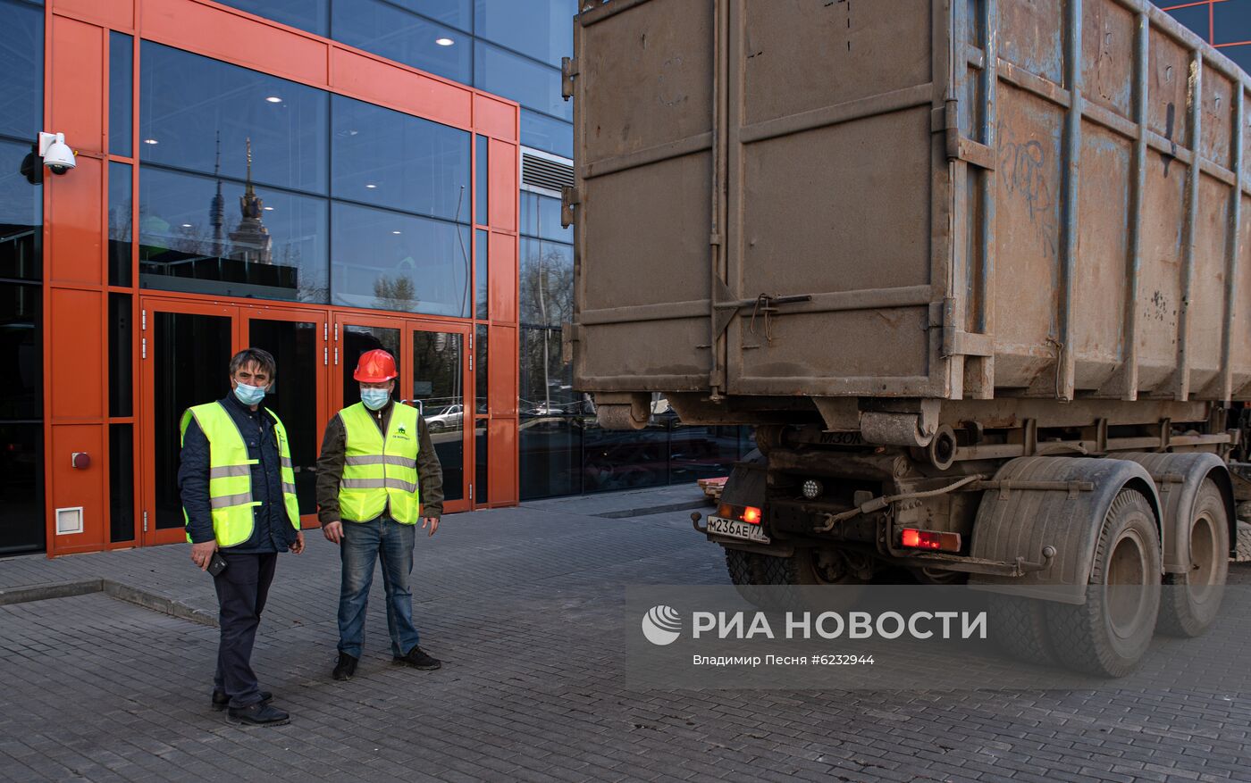 Строительство временного госпиталя в павильоне 75 на ВДНХ