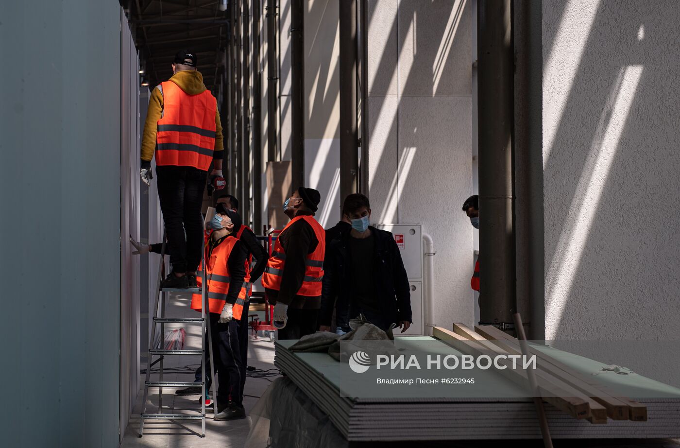 Строительство временного госпиталя в павильоне 75 на ВДНХ