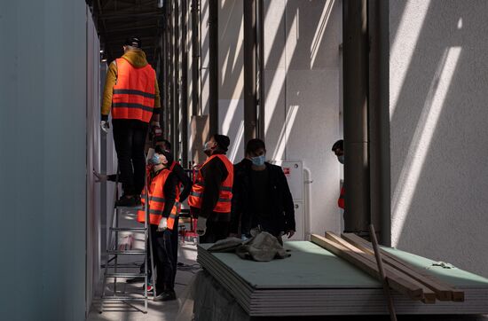 Строительство временного госпиталя в павильоне 75 на ВДНХ