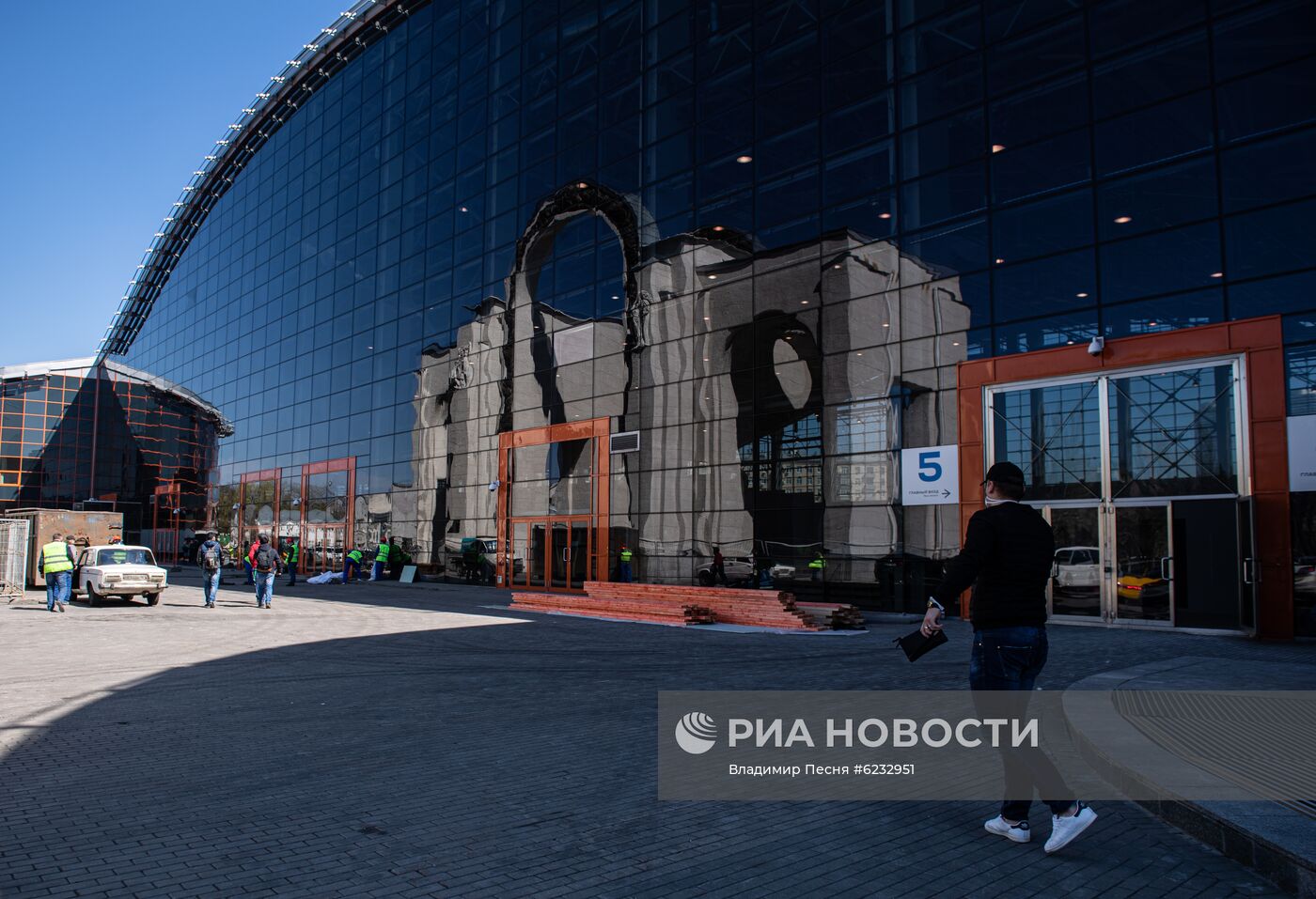 Строительство временного госпиталя в павильоне 75 на ВДНХ