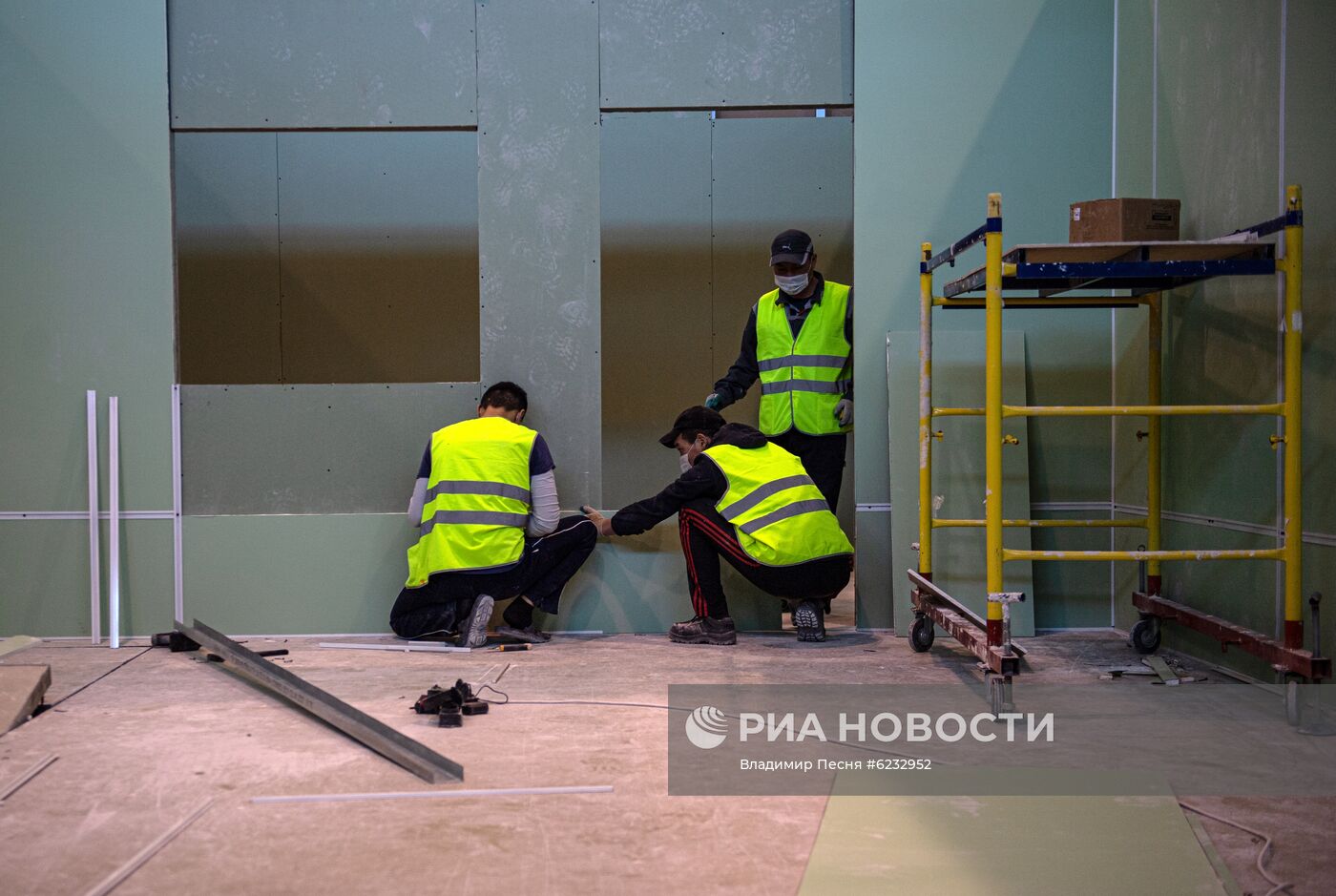 Строительство временного госпиталя в павильоне 75 на ВДНХ