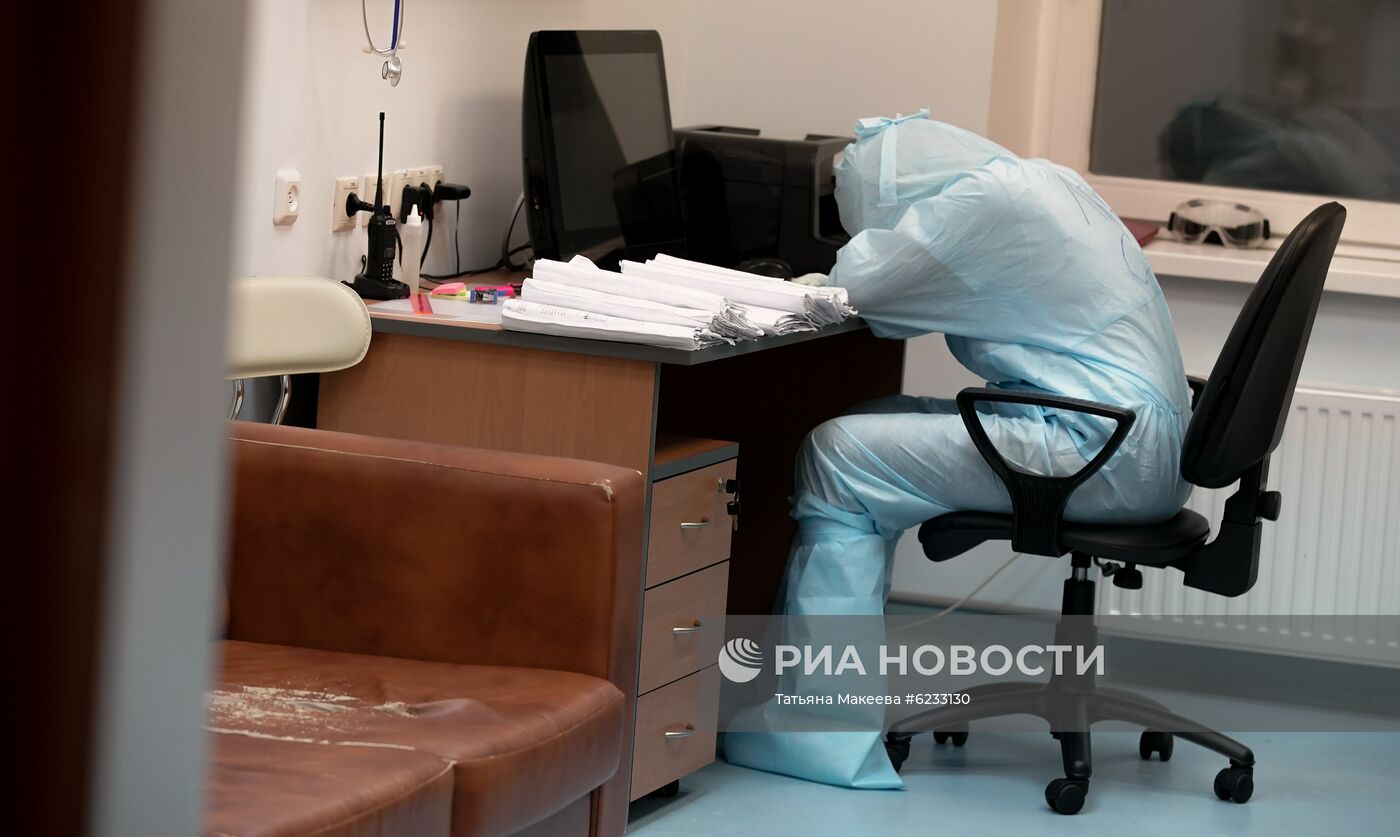 Работа медиков с больными COVID-19 в клинике МГУ