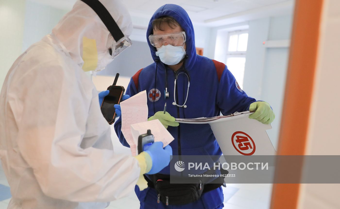 Работа медиков с больными COVID-19 в клинике МГУ