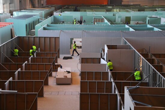 Строительство временного госпиталя в павильоне 75 на ВДНХ