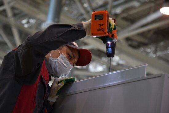 Строительство временного госпиталя в павильоне 75 на ВДНХ