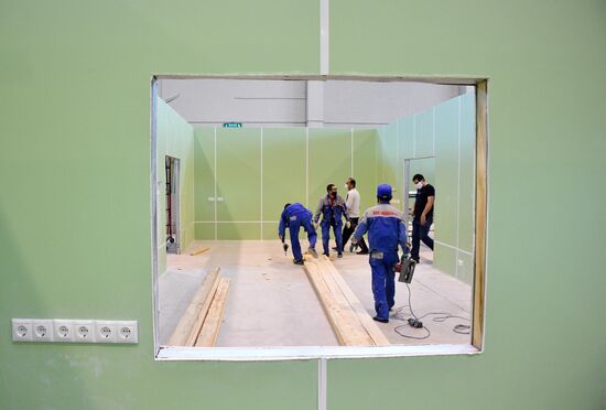 Строительство временного госпиталя в павильоне 75 на ВДНХ