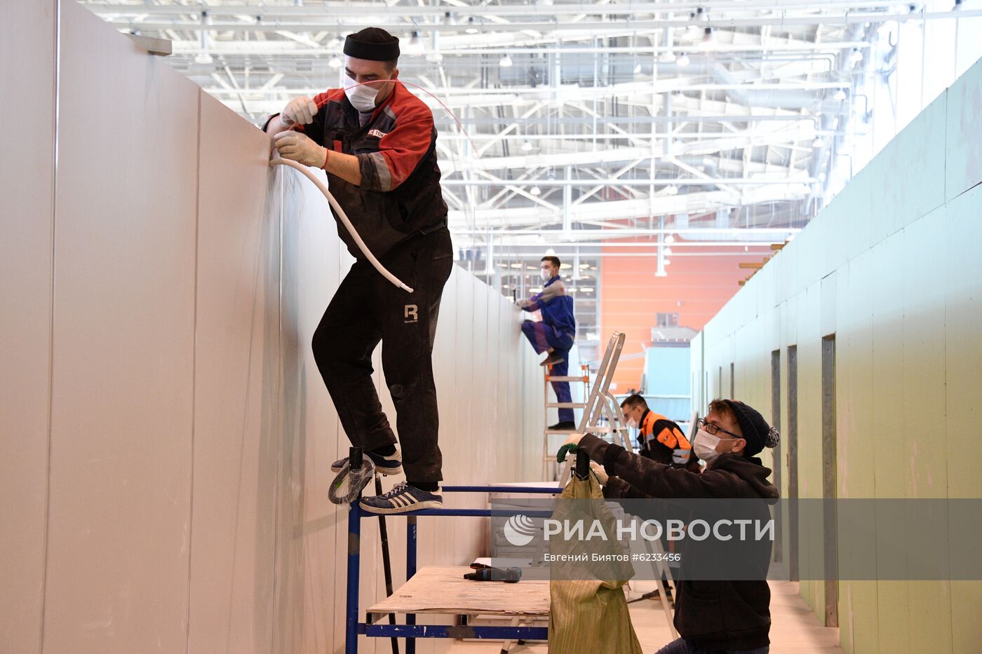 Строительство временного госпиталя в павильоне 75 на ВДНХ