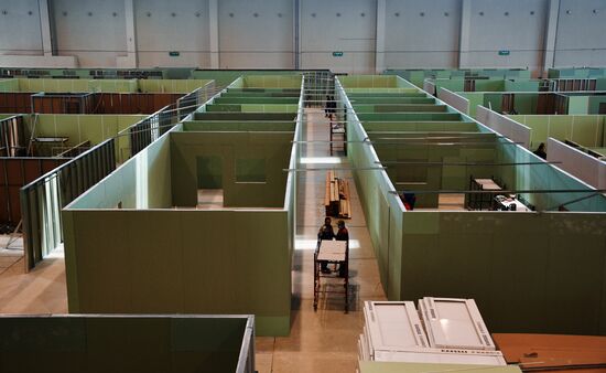 Строительство временного госпиталя в павильоне 75 на ВДНХ