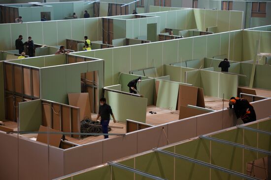 Строительство временного госпиталя в павильоне 75 на ВДНХ