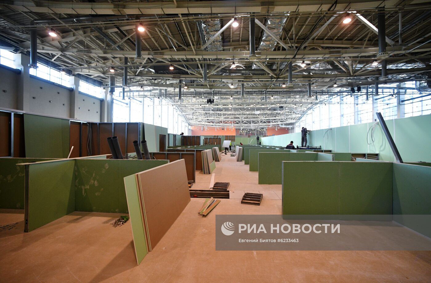 Строительство временного госпиталя в павильоне 75 на ВДНХ