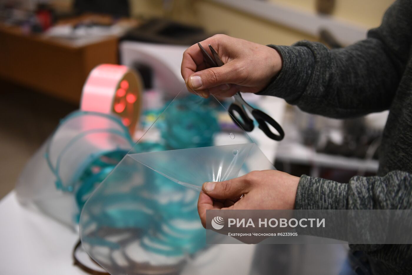 Производство защитных щитков от коронавируса для врачей