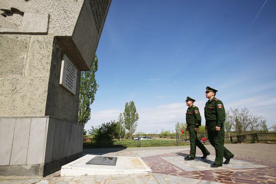 Возложение цветов и венков на мемориальном комплексе "Лысая гора" в Волгограде