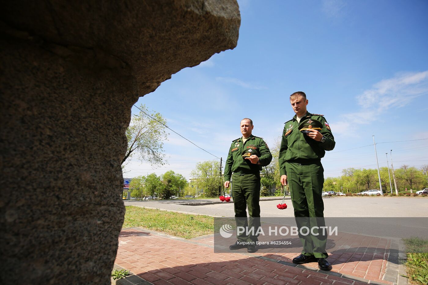 Возложение цветов и венков на мемориальном комплексе "Лысая гора" в Волгограде