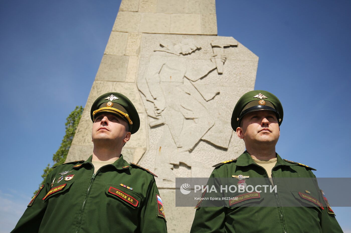 Возложение цветов и венков на мемориальном комплексе "Лысая гора" в Волгограде