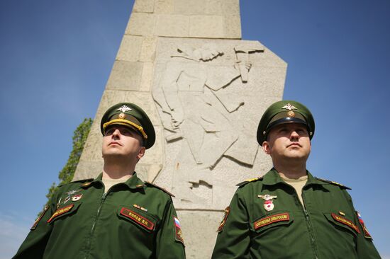 Возложение цветов и венков на мемориальном комплексе "Лысая гора" в Волгограде