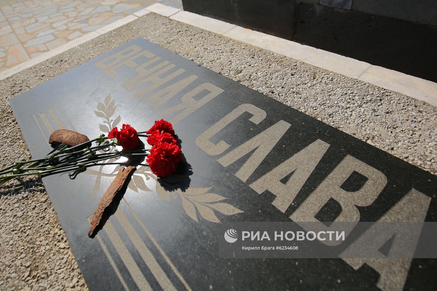 Возложение цветов и венков на мемориальном комплексе "Лысая гора" в Волгограде