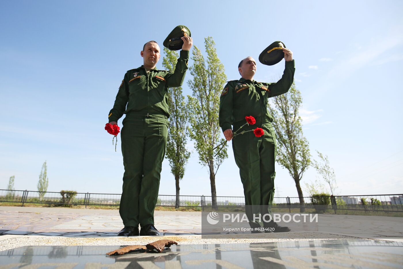 Возложение цветов и венков на мемориальном комплексе "Лысая гора" в Волгограде