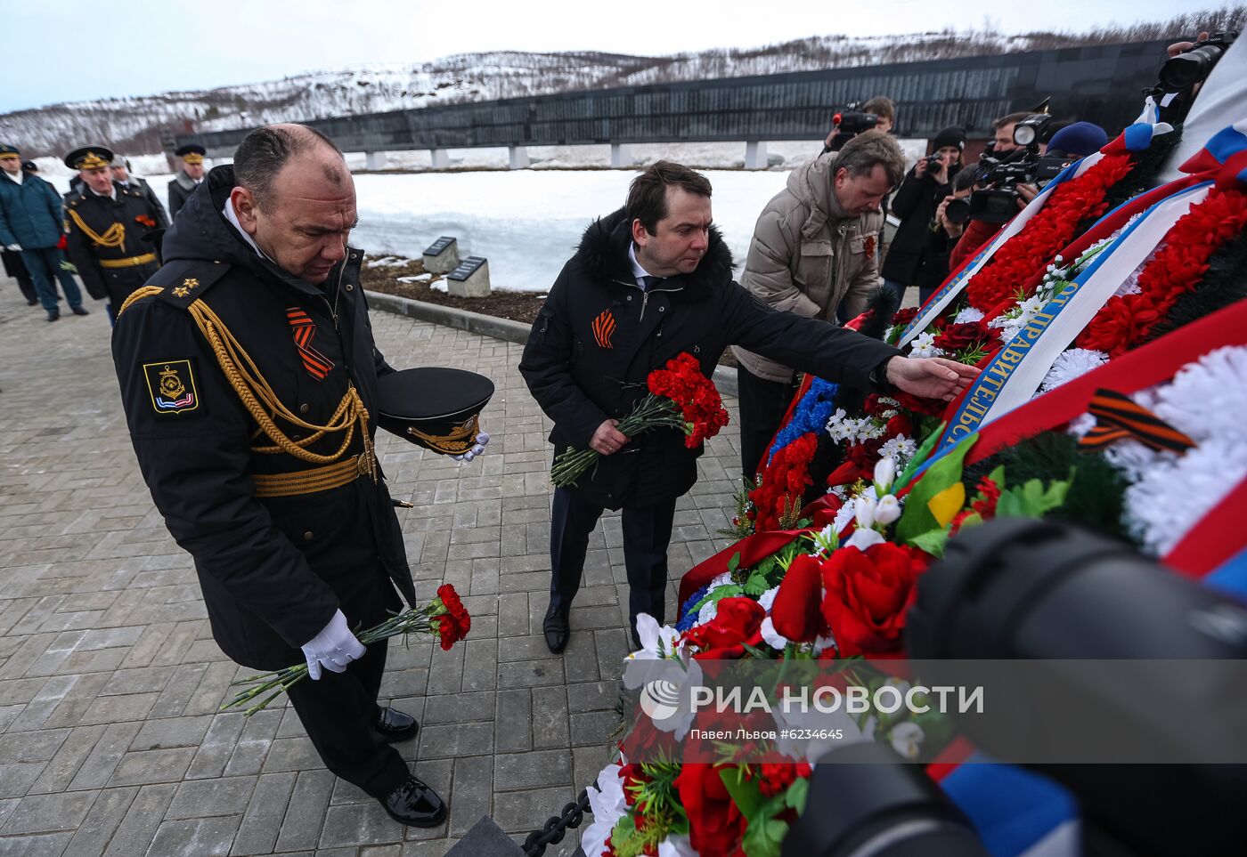 Возложение цветов в мемориальном комплексе "Долина Славы" в Мурманской области