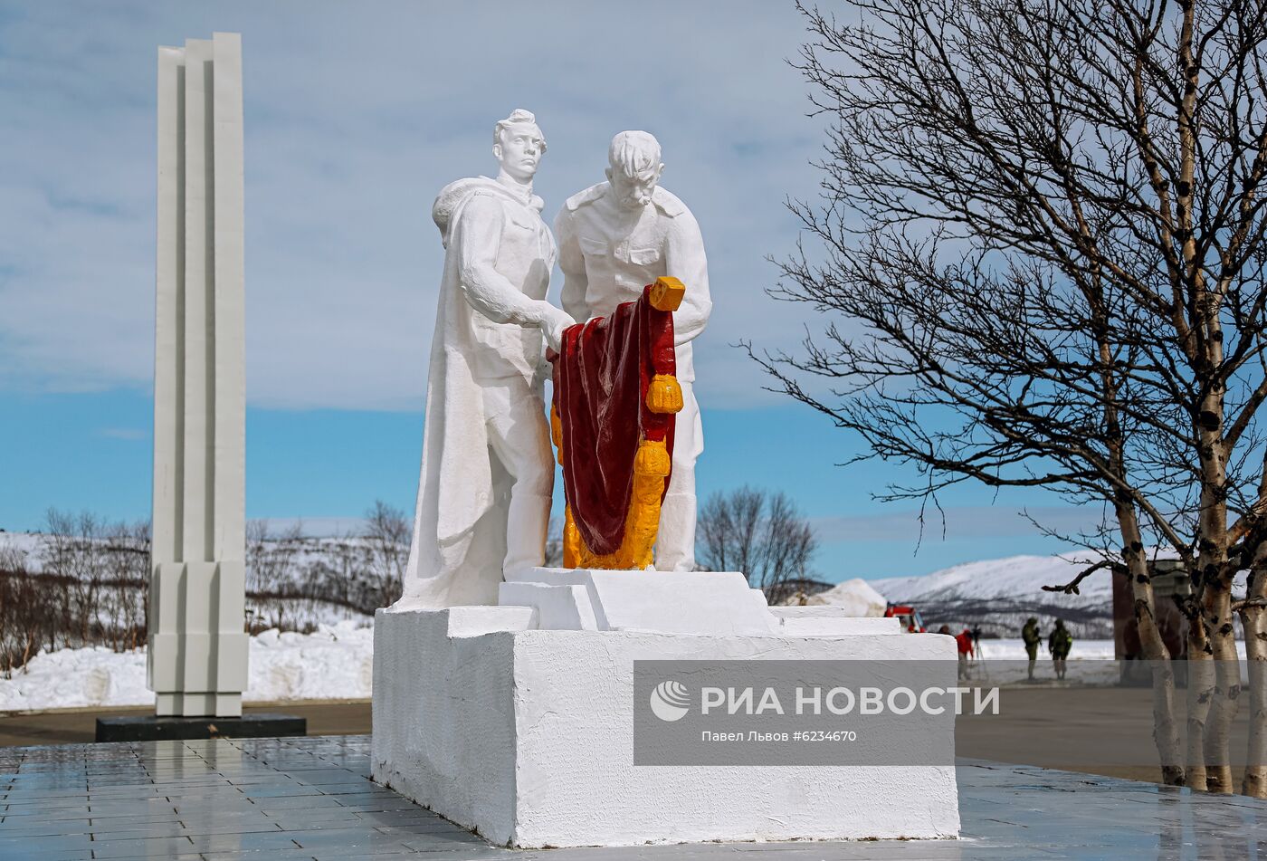 Возложение цветов в мемориальном комплексе "Долина Славы" в Мурманской области