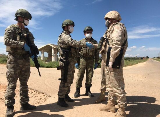 Россия и Турция провели совместное патрулирование участка М-4 в зоне деэскалации Идлиб в Сирии