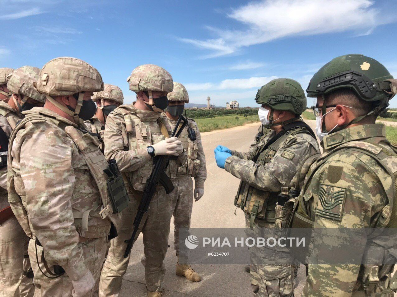 Россия и Турция провели совместное патрулирование участка М-4 в зоне деэскалации Идлиб в Сирии