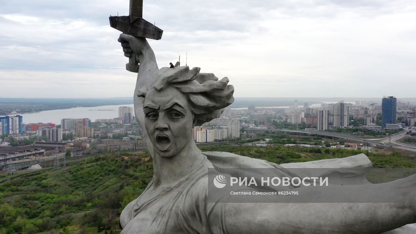 Реставрация монумента "Родина-мать зовет!" завершена