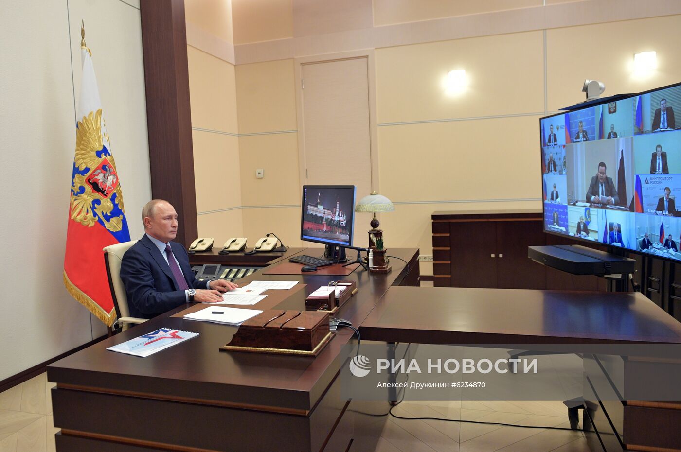 Президент РФ В. Путин  провел совещание по вопросам реализации мер поддержки экономики и социальной сферы